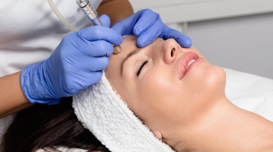 HydraFacial vs. Traditional Facials in Dubai: Which Should You Choose?